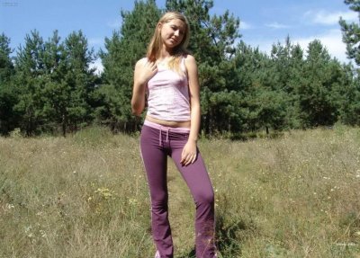 Обнаженная красотка на зеленом лугу - горячее видео!