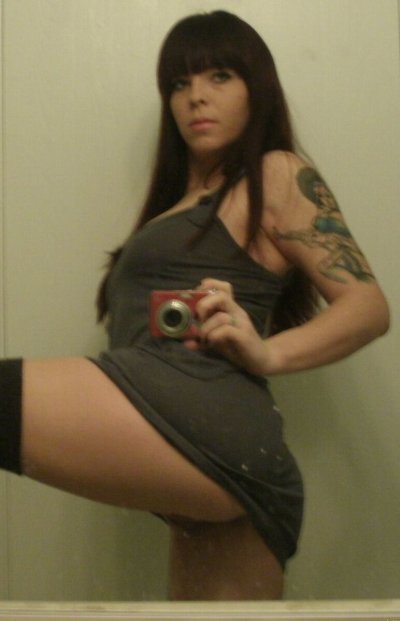 Обнаженная красотка делает селфи - без цензуры!