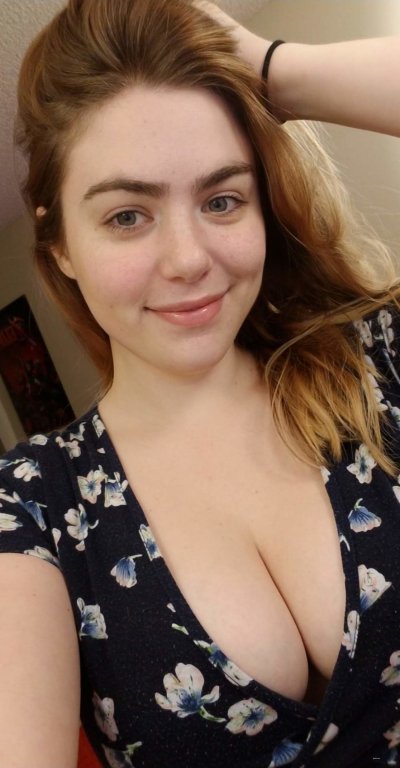 Забавная милашка демонстрирует свои прелести