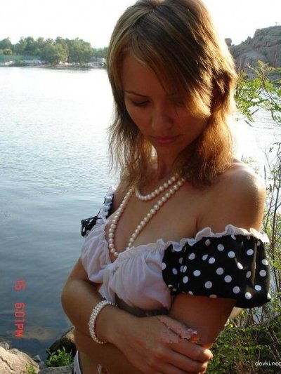 Наглая красотка поднимает юбочку без нижнего белья