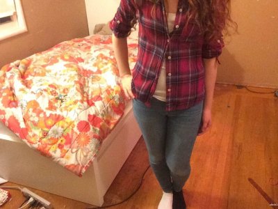 Сексуальная красотка занимается самоудовлетворением влажной расческой