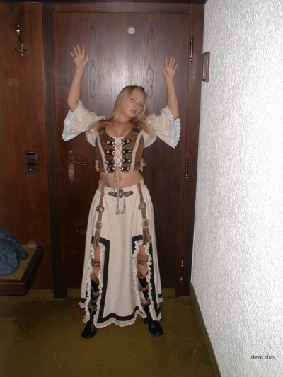 Развратная красотка раздевается и дрочит