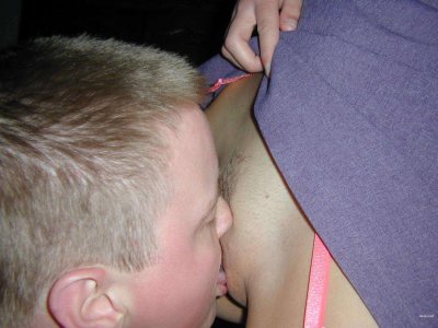 Шалунья с ухоженной киской занимается интимом