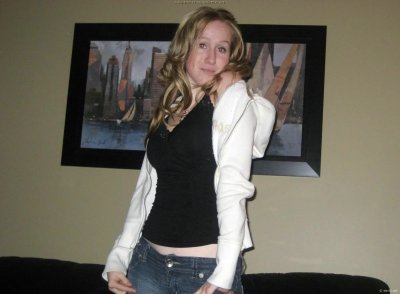 Девушка обслуживает двух парней - оральный секс