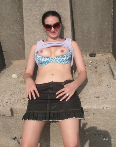 За бабки дала полюбоваться своей киской