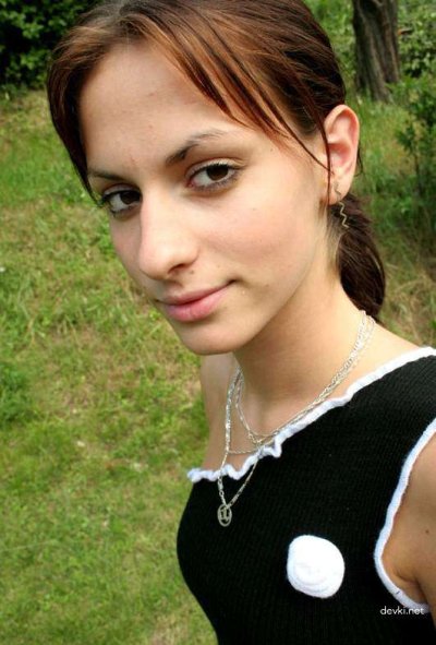 Обнаженная красавица наслаждается природой в полном одиночестве