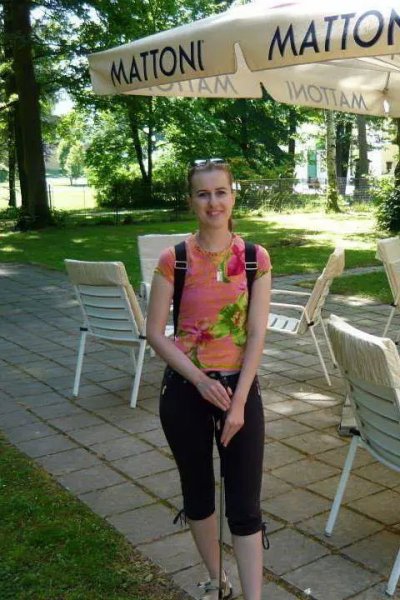 Девушка с гладко выбритой интимной зоной показывает свои прелести на пляже