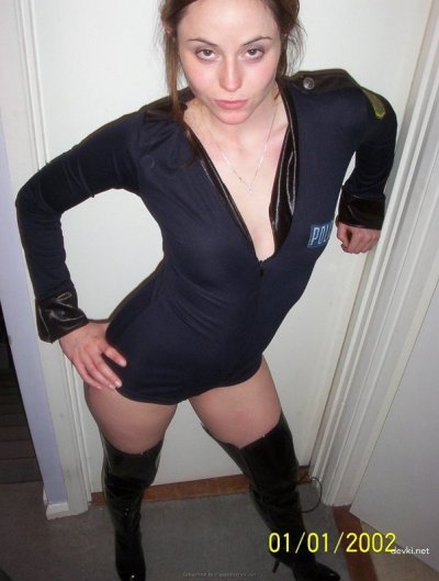 Девчонка трахается в костюме из резины