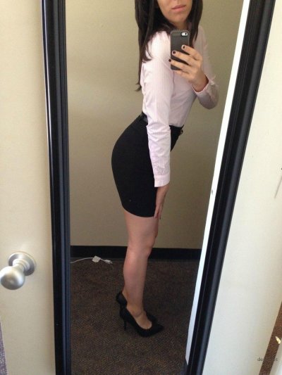 Поделилась пикантным видом скрытой части тела под юбкой