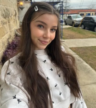 Молодая красотка позирует в откровенных фотосессиях