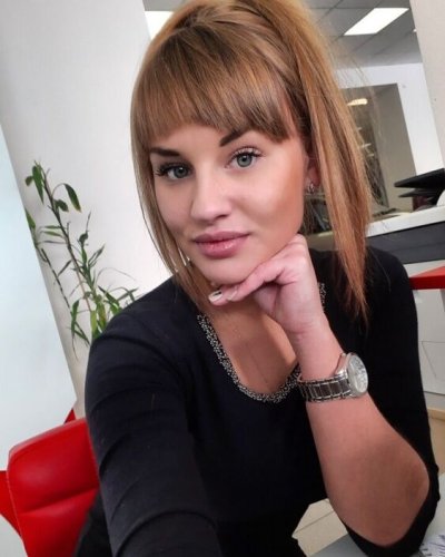 Обворожительная дамочка в откровенном наряде - горячие фото!