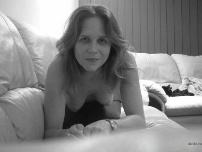 Интимные снимки голой супруги, позирующей на мягкой мебели