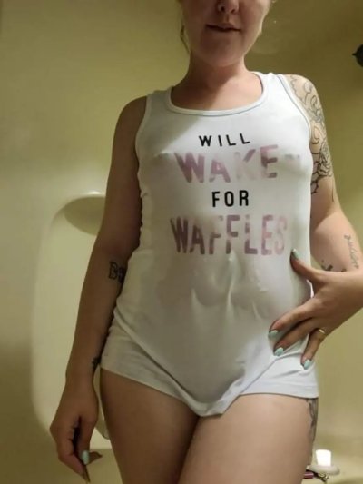 Соблазнительная девушка демонстрирует прелести своей интимной зоны