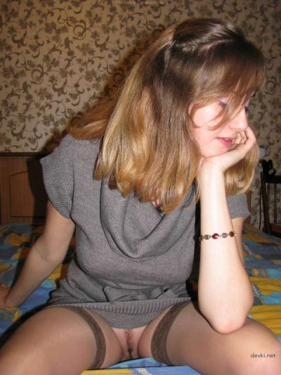 Сексуальная красотка без трусиков демонстрирует свои прелести