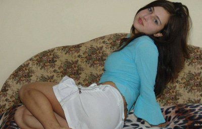 Наслаждается ласками своей обнаженной интимной зоны