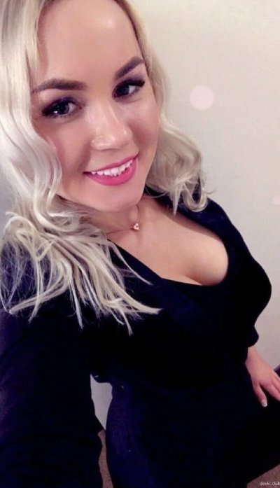 Развратная красотка показывает свою интимную зону