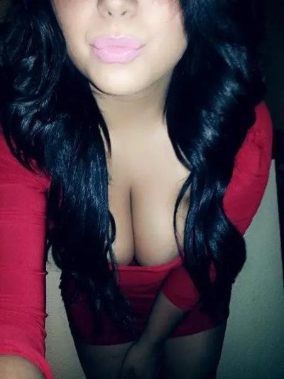 Девушка с обильной грудью сосет член парню