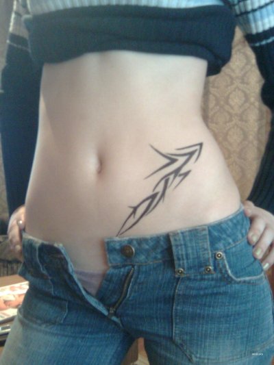 Дамочка наслаждается вниманием публики, она в своем элементе.