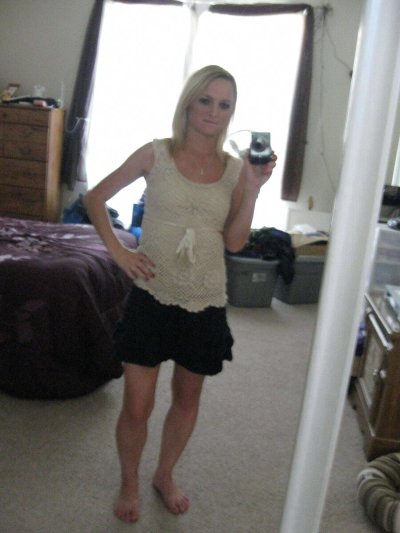 Интимные снимки светловолосой дамы с гладко выбритой интимной зоной