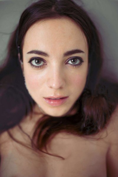 Девушка в ванной с удовольствием демонстрирует свои прелести