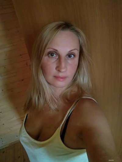 Горячая мамочка фотографируется в наряде и без него! 🔥