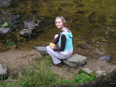 Молодая развлекается без белья