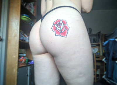 Девушка с татуировкой на попе - горячий контент для взрослых
