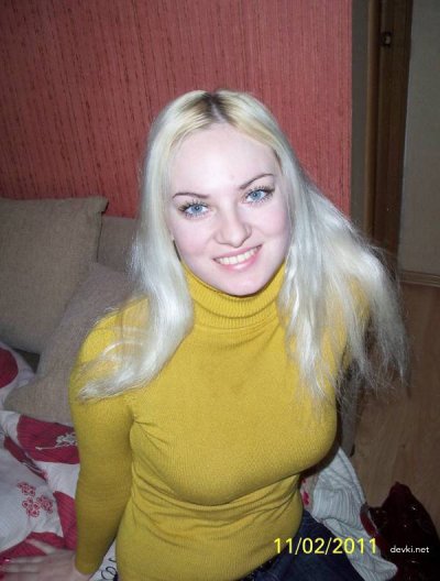 У блондинки начался струйный оргазм