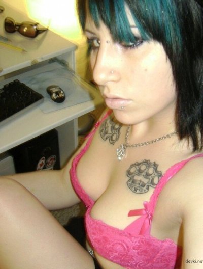 Молоденькая красотка с пирсингом и татуировкой