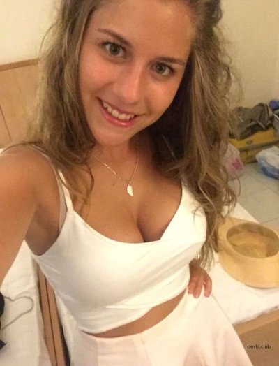 Показала соблазнительные формы и возбуждающую грудь