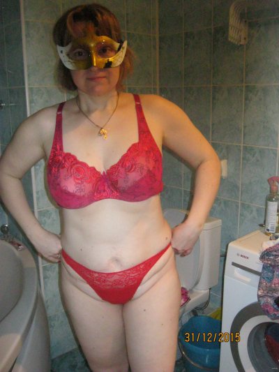 Пышная дама наслаждается в красном на порно-сайте