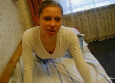 Интимные снимки молодой дамы с пышной прической.