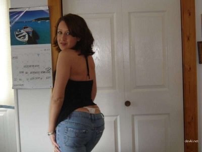 Темноволосая красотка раздевается в уютной обстановке