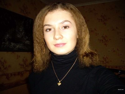 Сексапильная студентка демонстрирует свою интимную зону