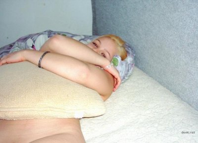 Развратная блондинка с домашними снимками показала свою обнаженную киску