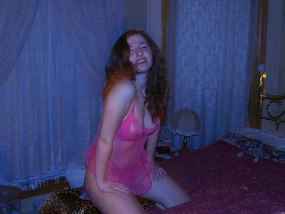 Показывает свои прелести с разных ракурсов