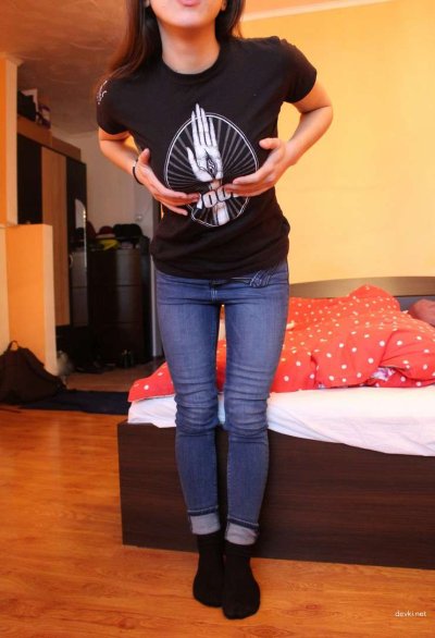 Сексуальное шоу от девушки с натуральной интимной зоной