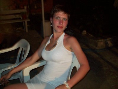 Девушка кокетничает, не хочет показать свою интимную зону