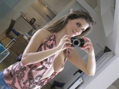 Девочка снимает свои соблазнительные фотографии