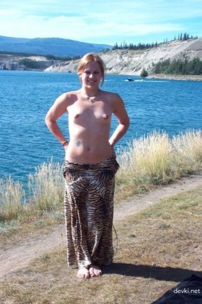Обнаженная дама проказничает на берегу