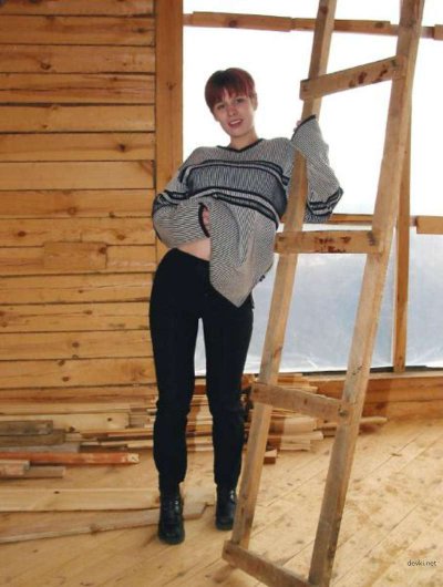 Рыжеволосая красотка без одежды на даче наслаждается летом