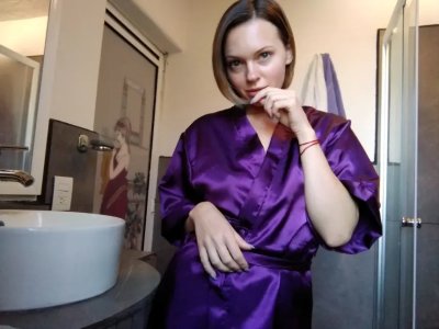 Флиртую обнаженной перед камерой в ванной комнате