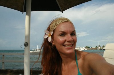 Дама делает откровенные снимки своего обнаженного тела