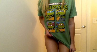 Пышногрудая красотка в майке дразнит, потрясая своим задом