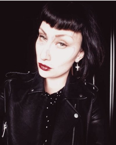 Сексуальные снимки опытной дамы с обвисшей грудью