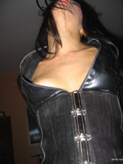 Горячая красотка в обтягивающем костюме из латекса