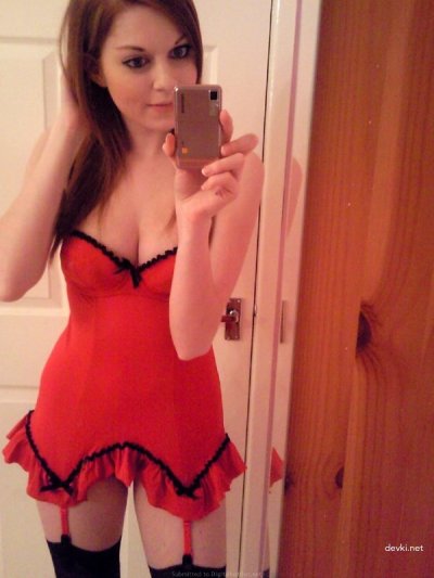 Сексуальная красавица делает селфи перед стеклом