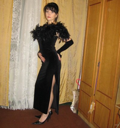 Взрослая красотка в откровенной позе - горячее шоу!