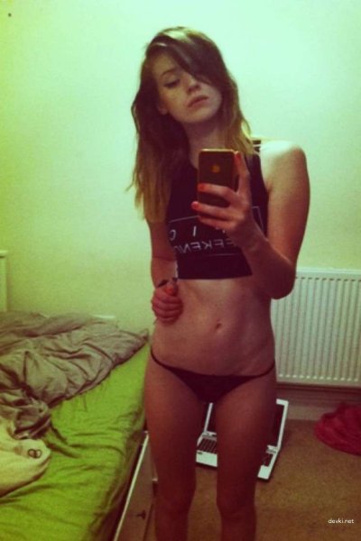 Горячие фото молодой изящной дамы в откровенной одежде