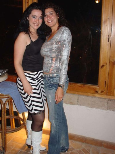 Красотка в отпуске показывает свое обнаженное тело